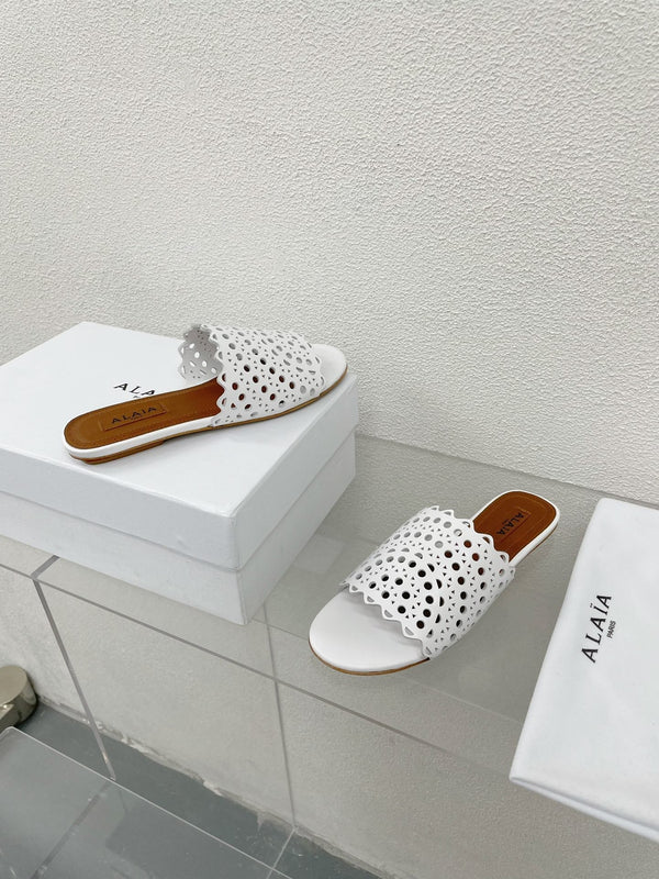 ALAIA VIENNE FLAT MULES IN WHITE LAMBSKIN