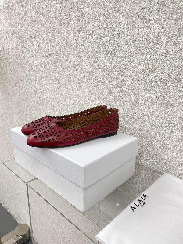 ALAIA BALLET FLAT IN BURGUNDY RED MESH LAMBSKIN