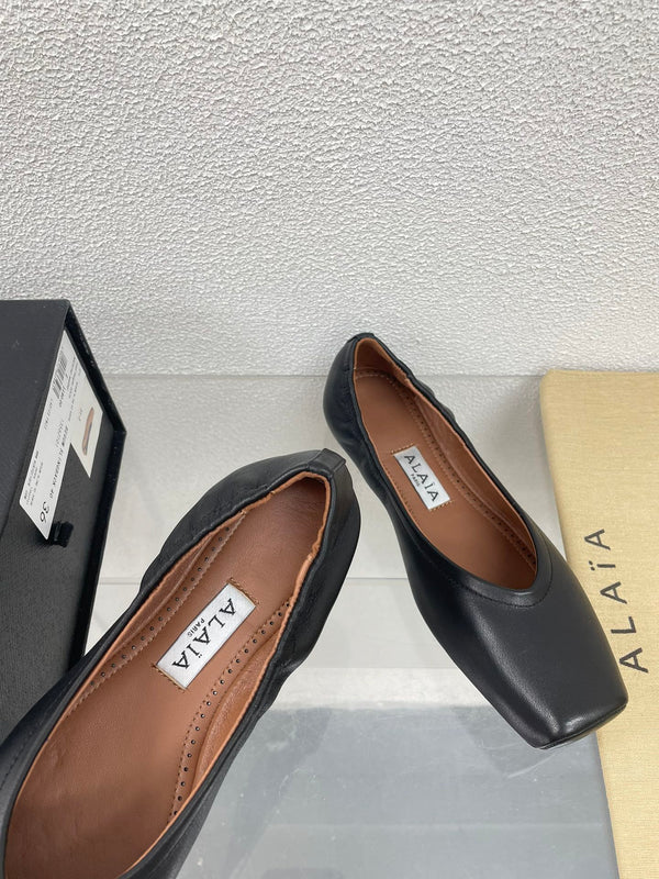 ALAIA BALLET FLATS IN BLACK CALFSKIN