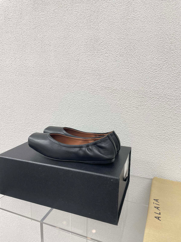 ALAIA BALLET FLATS IN BLACK CALFSKIN