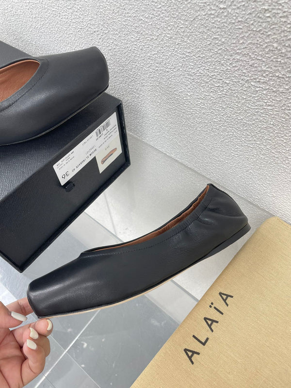 ALAIA BALLET FLATS IN BLACK CALFSKIN