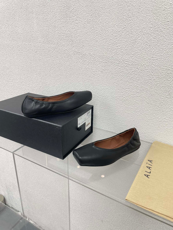 ALAIA BALLET FLATS IN BLACK CALFSKIN
