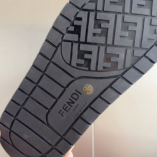 FENDI DIAGONAL ONE-STRAP SLIDE IN BLACK MIX BROWN MONOGRAM CALFSKIN