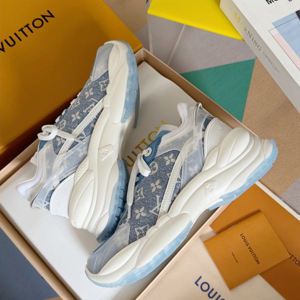 Sneaker LV Run 55 da 55 mm in tessuto jacquard monogrammato azzurro misto bianco