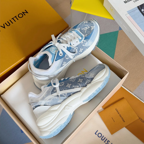 Sneaker LV Run 55 da 55 mm in tessuto jacquard monogrammato azzurro misto bianco