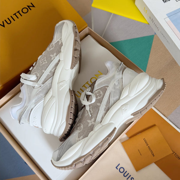 Sneaker LV Run 55 da 55 mm in tessuto jacquard monogrammato bianco misto marrone