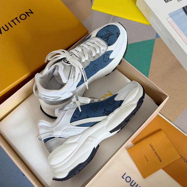 Sneaker LV Run 55 da 55 mm in tessuto jacquard monogrammato blu scuro misto bianco