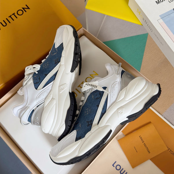 Sneaker LV Run 55 da 55 mm in tessuto jacquard monogrammato blu scuro misto bianco