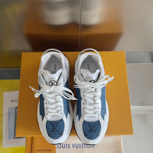 Sneaker LV Run 55 da 55 mm in tessuto jacquard monogrammato blu scuro misto bianco