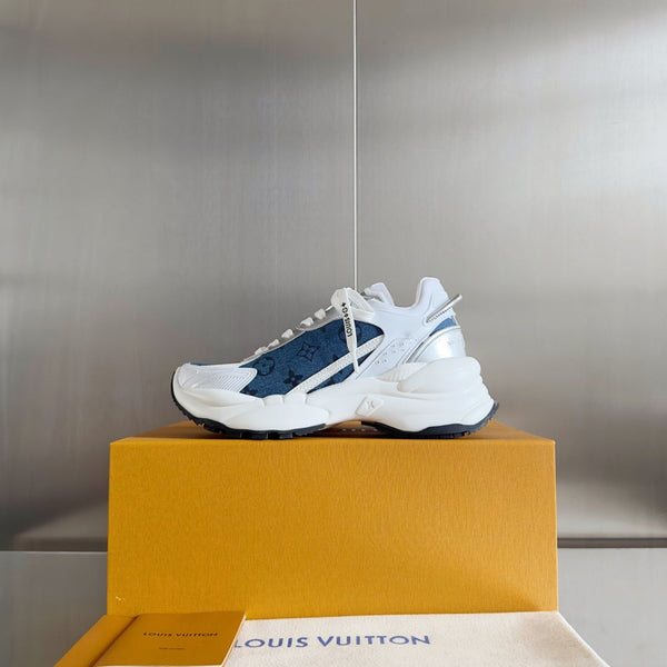 Sneaker LV Run 55 da 55 mm in tessuto jacquard monogrammato blu scuro misto bianco
