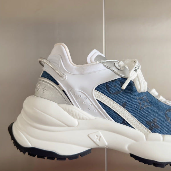 Sneaker LV Run 55 da 55 mm in tessuto jacquard monogrammato blu scuro misto bianco