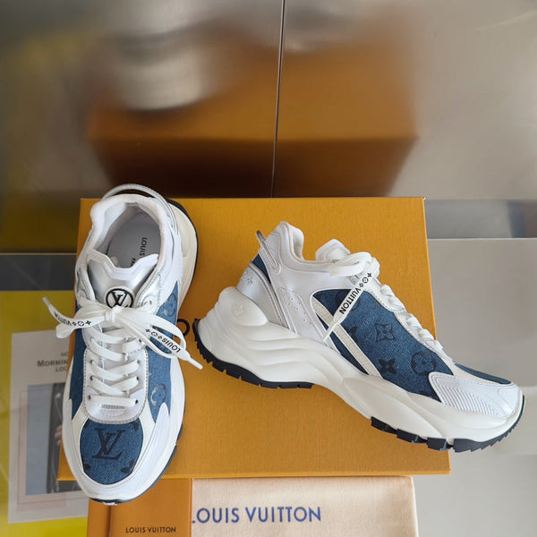 Sneaker LV Run 55 da 55 mm in tessuto jacquard monogrammato blu scuro misto bianco
