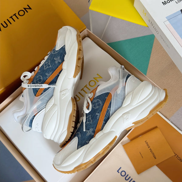 Sneaker LV Run 55 da 55 mm in tessuto jacquard monogrammato azzurro misto arancione