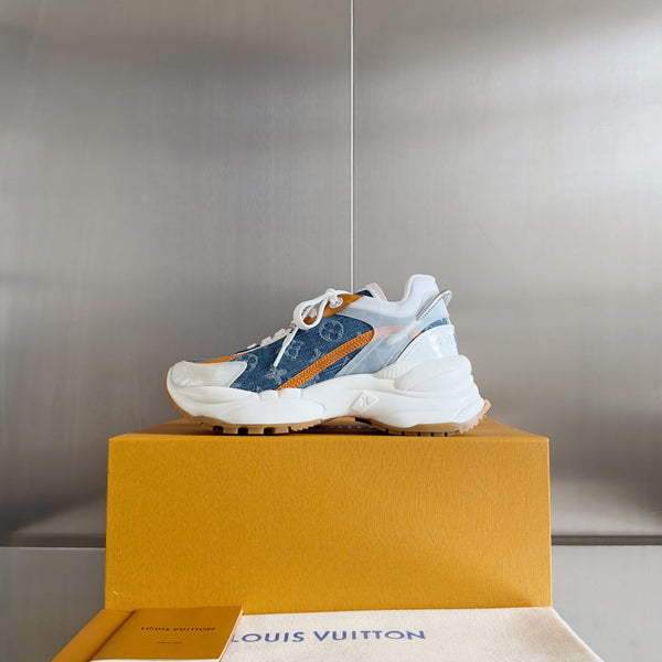 Sneaker LV Run 55 da 55 mm in tessuto jacquard monogrammato azzurro misto arancione