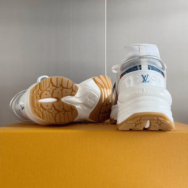 Sneaker LV Run 55 da 55 mm in tessuto jacquard monogrammato azzurro misto arancione