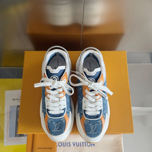 Sneaker LV Run 55 da 55 mm in tessuto jacquard monogrammato azzurro misto arancione