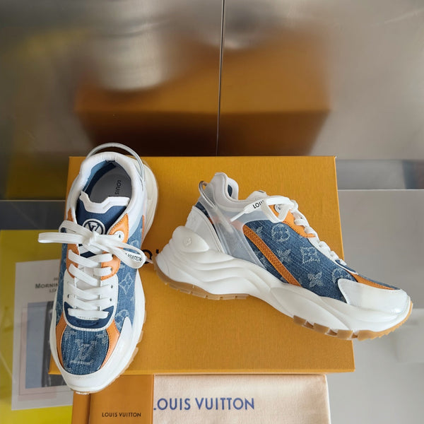 Sneaker LV Run 55 da 55 mm in tessuto jacquard monogrammato azzurro misto arancione