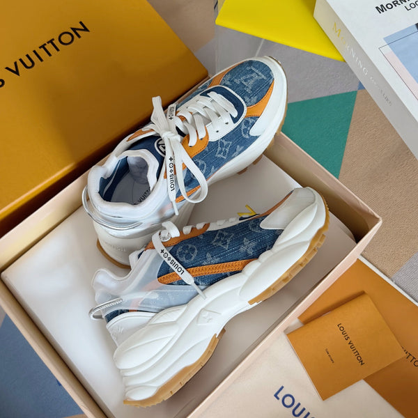 Sneaker LV Run 55 da 55 mm in tessuto jacquard monogrammato azzurro misto arancione