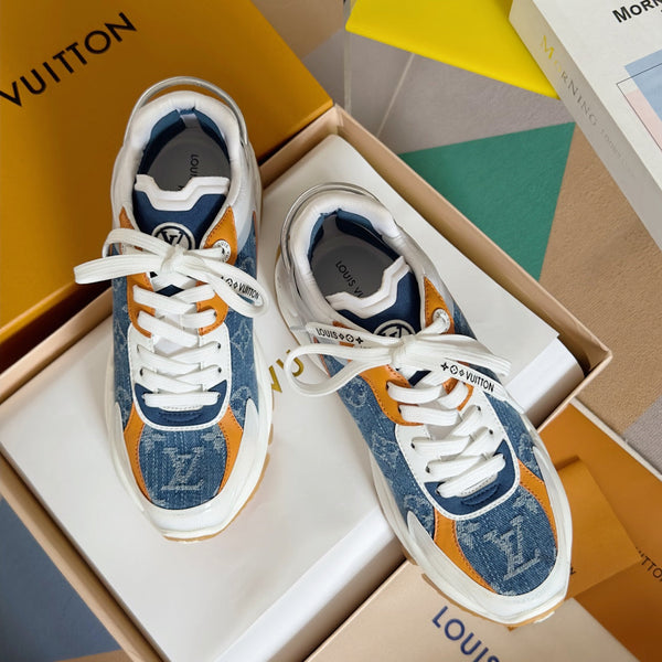 Sneaker LV Run 55 da 55 mm in tessuto jacquard monogrammato azzurro misto arancione