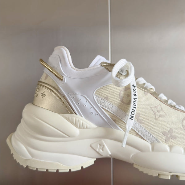 Sneaker LV Run 55, 55 mm, tessuto jacquard monogrammato bianco misto beige chiaro