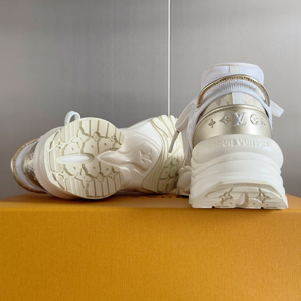 Sneaker LV Run 55, 55 mm, tessuto jacquard monogrammato bianco misto beige chiaro