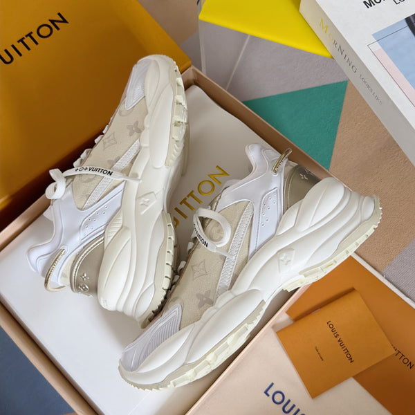 Sneaker LV Run 55, 55 mm, tessuto jacquard monogrammato bianco misto beige chiaro