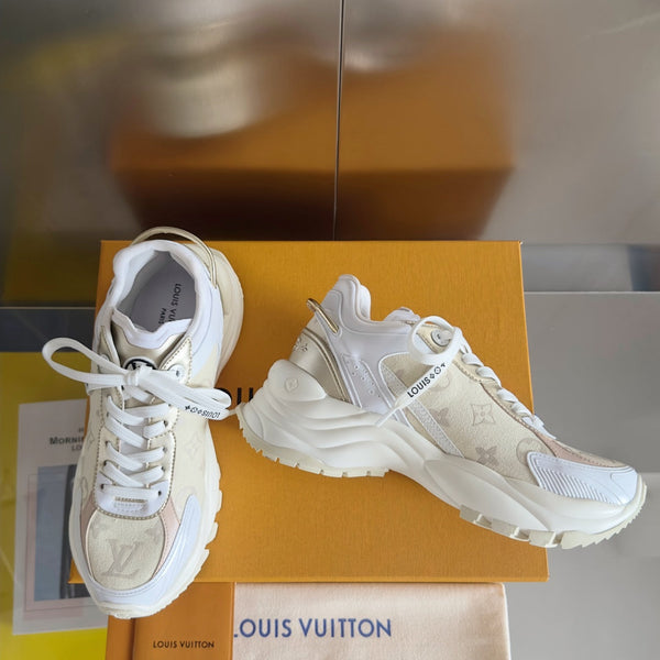 Sneaker LV Run 55, 55 mm, tessuto jacquard monogrammato bianco misto beige chiaro