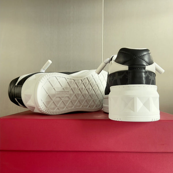 LOW-TOP SNEAKER IN WHITE NAPPA LEATHER AND BLACK MONOGRAM TOILE ICONOGRAPHE FABRIC