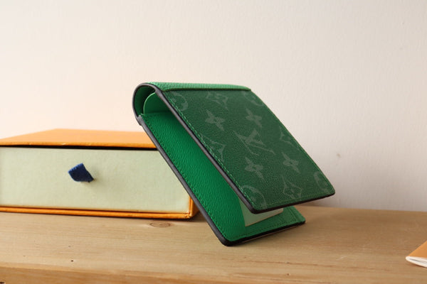 Portafoglio multiplo LV M30995 in tela monogramma verde e pelle Taïga 180059