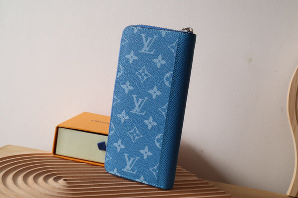 Portafoglio verticale LV Zippy in tela monogramma blu e pelle Taiga 180068