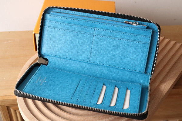 Portafoglio verticale LV Zippy in tela monogramma azzurro e pelle Taïga 180051