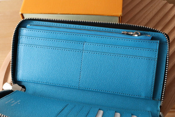 Portafoglio verticale LV Zippy in tela monogramma azzurro e pelle Taïga 180051