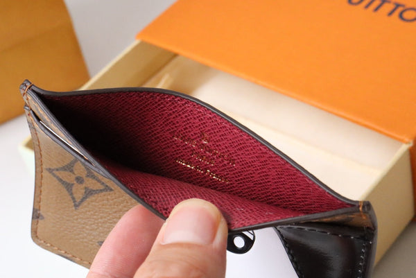 Porta carte di credito LV x SY Dog in tela monogrammata marrone e rossa 204658