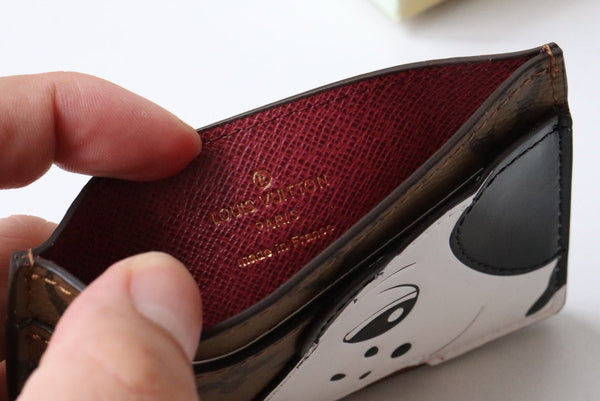 Porta carte di credito LV x SY Dog in tela monogrammata marrone e rossa 204658