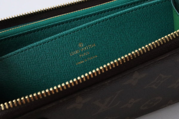 Portafoglio con cerniera LV x SY Rabbit in tela monogramma marrone verde 204661