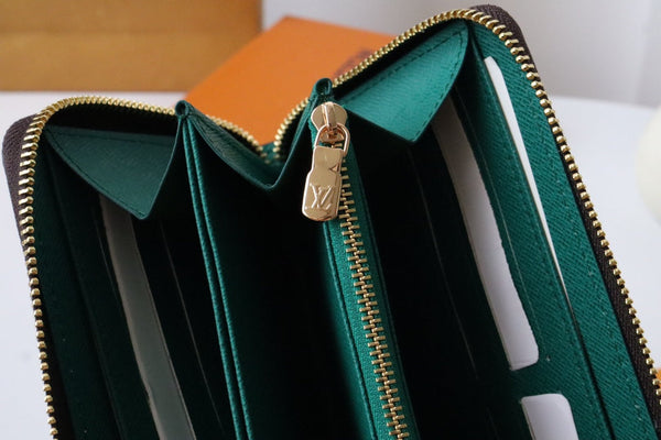 Portafoglio con cerniera LV x SY Rabbit in tela monogramma marrone verde 204661