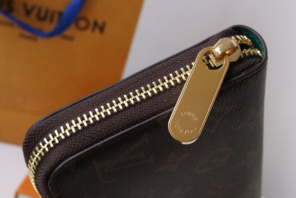 Portafoglio con cerniera LV x SY Rabbit in tela monogramma marrone verde 204661