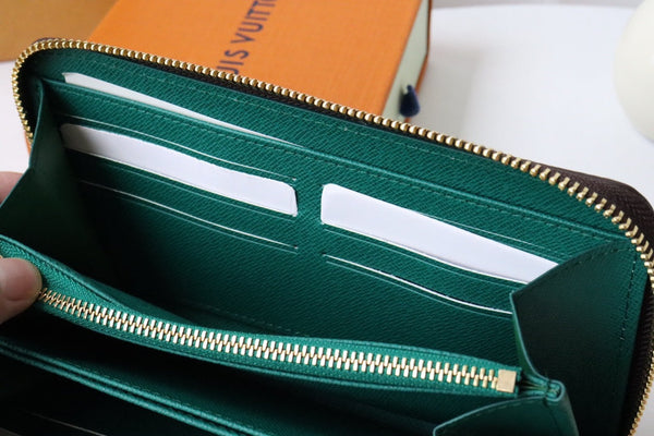 Portafoglio con cerniera LV x SY Rabbit in tela monogramma marrone verde 204661