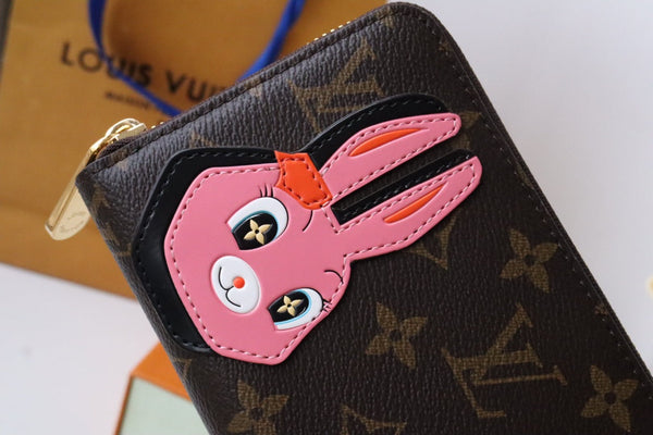 Portafoglio con cerniera LV x SY Rabbit in tela monogramma marrone verde 204661