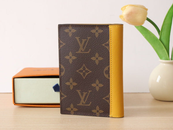 LV M82862 Portapassaporto in tela monogramma gialla 224117