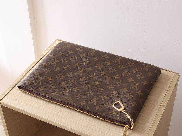 LV Pochette Clés 33 cm Tela monogramma marrone GHW