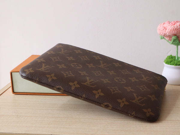 LV Pochette Clés Media 24 cm Tela monogramma marrone GHW