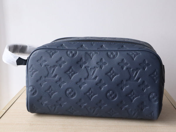 Borsa da toilette LV Dopp Kit in pelle di vitello e vacchetta monogramma blu navy247596