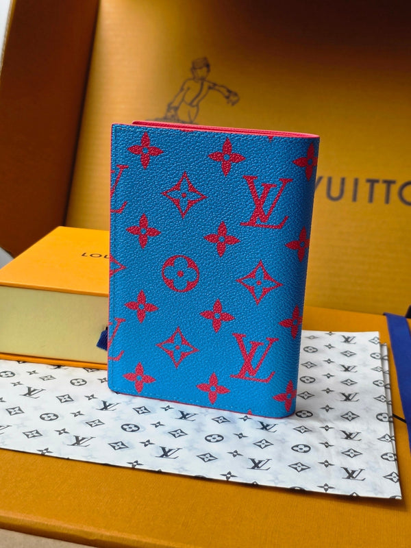LV M14770 Portapassaporto Monogram Glow Canvas e pelle di mucca blu e rosso