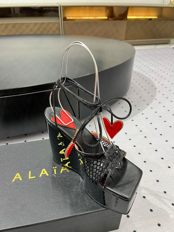 SANDALI ALAIA BANQUET CON ZEPPA IN PELLE DI AGNELLO NERA CON CUORE ROSSO