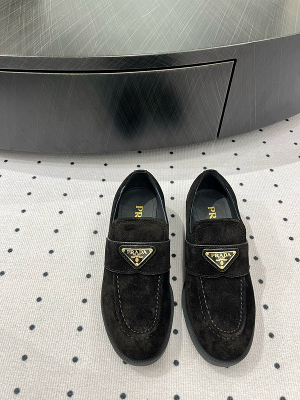 MOCASSINO CON LOGO TRIANGOLARE IN CAMOSCIO NERO