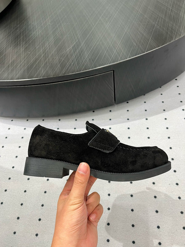 MOCASSINO CON LOGO TRIANGOLARE IN CAMOSCIO NERO