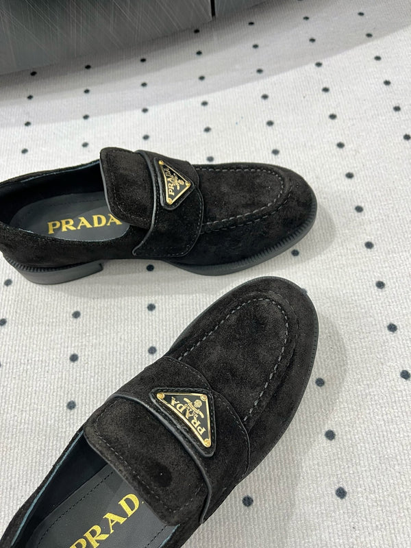 MOCASSINO CON LOGO TRIANGOLARE IN CAMOSCIO NERO