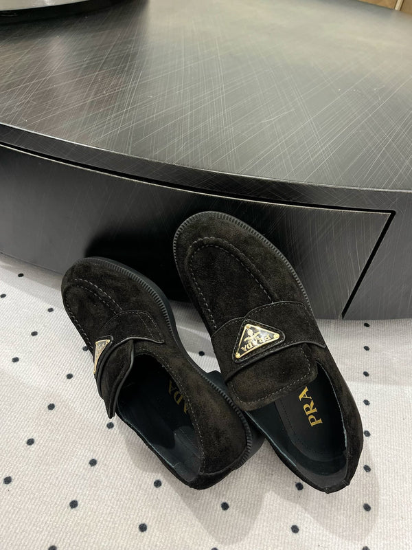 MOCASSINO CON LOGO TRIANGOLARE IN CAMOSCIO NERO