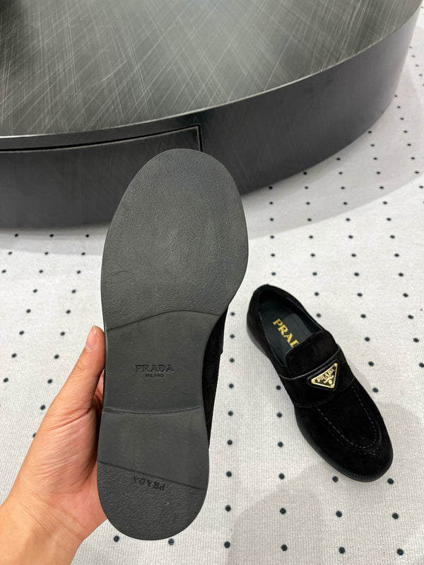 MOCASSINO CON LOGO TRIANGOLARE IN CAMOSCIO NERO